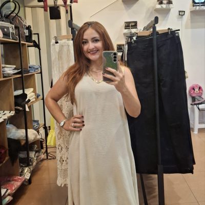 Vestido longo com gola e manga dourada