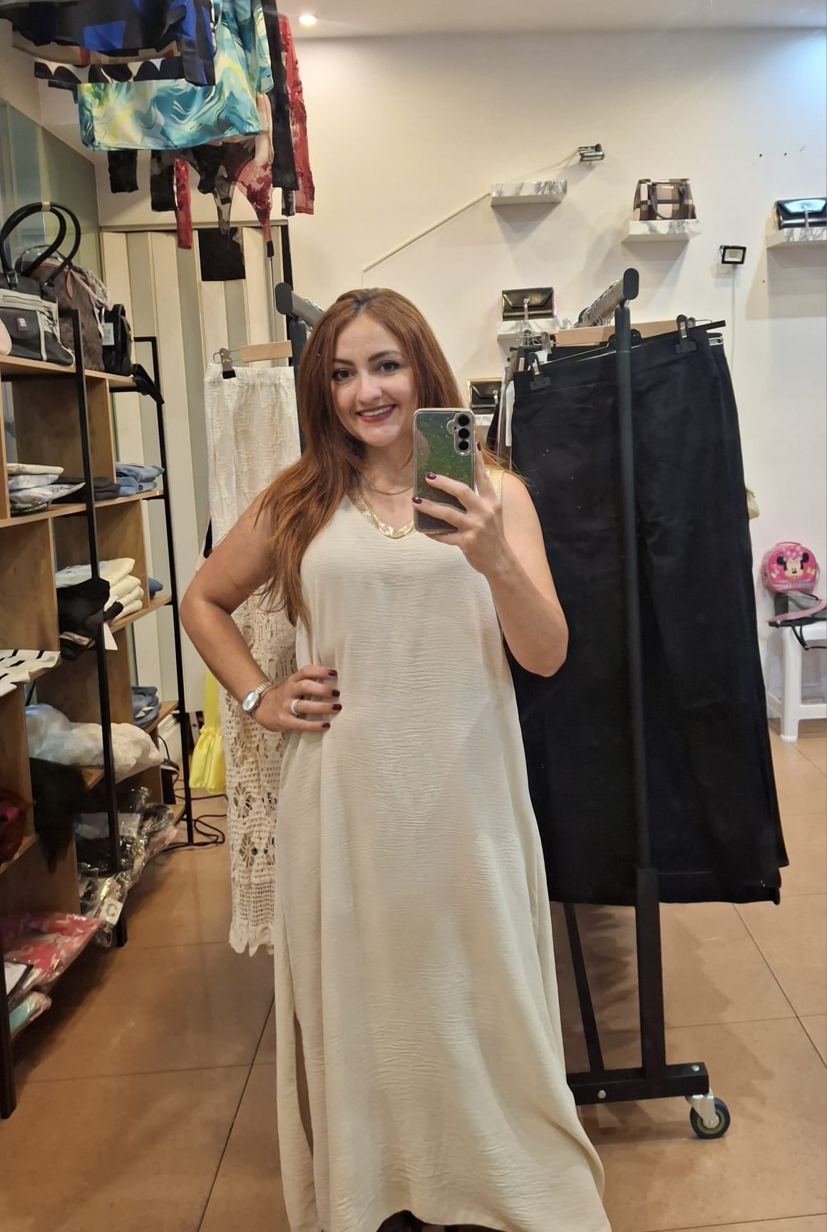 Vestido longo com gola e manga dourada