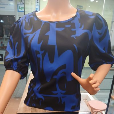 Blusa manga curta com Padrão Abstrato Estampada Azul e Preto – Elegância Casual