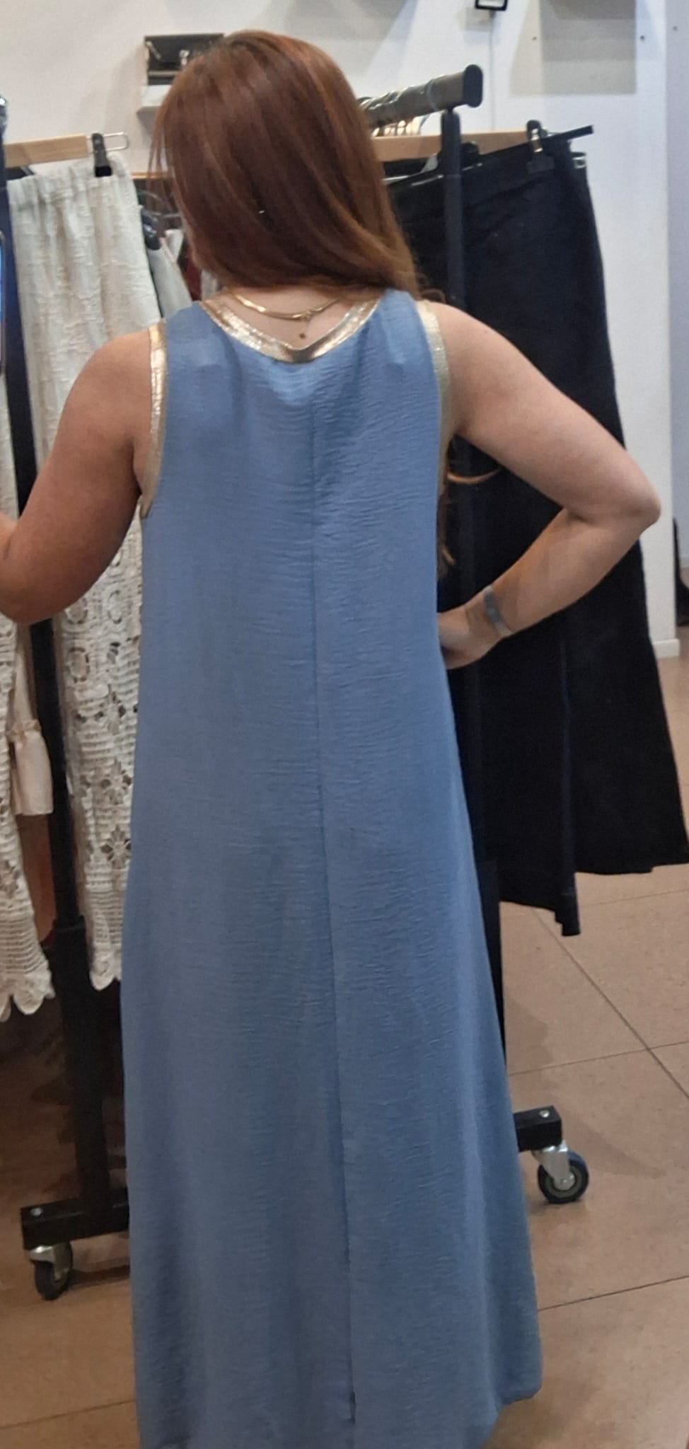 Vestido longo com gola e manga dourada - Image 3