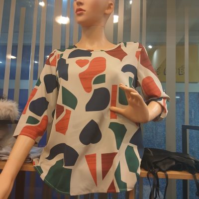 Blusa Estampada Multicolor com Padrão Geométrico