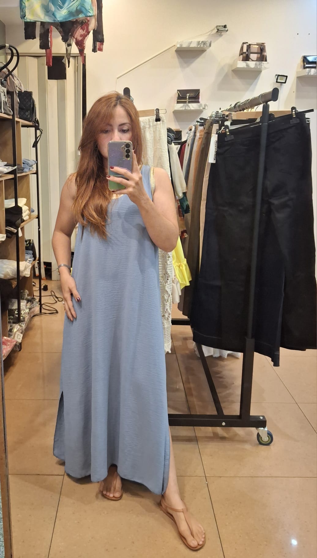 Vestido longo com gola e manga dourada - Image 4