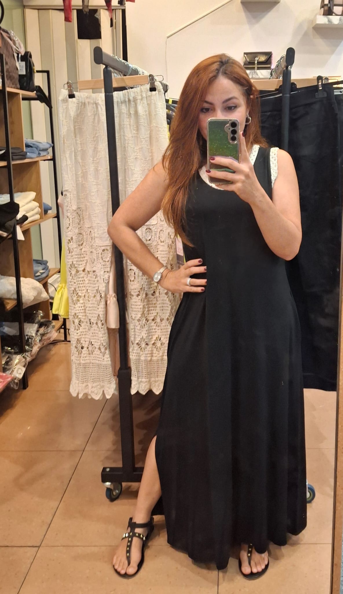 Vestido longo de malha com excelente caimento 100% viscose. Com aberturas na laterais.